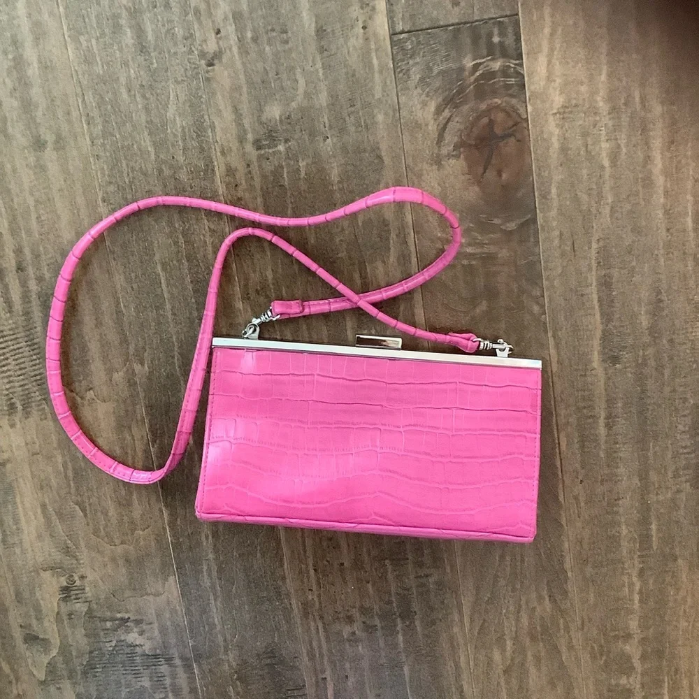 NWOT Elegant Pink Crocodile-Embossed Wristlet